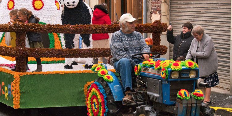Tracteur titant un char de la foire aux pommes de Neuilly-St-Front 2019