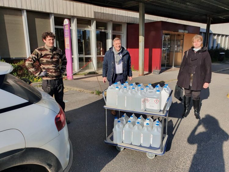 Distribution de gel hydroalcoolique devant l'hôpital de Château-Thierry