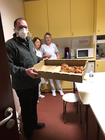 Ludovic desœuvres distribuant les croissants à l'hôpital de Château-Thierry